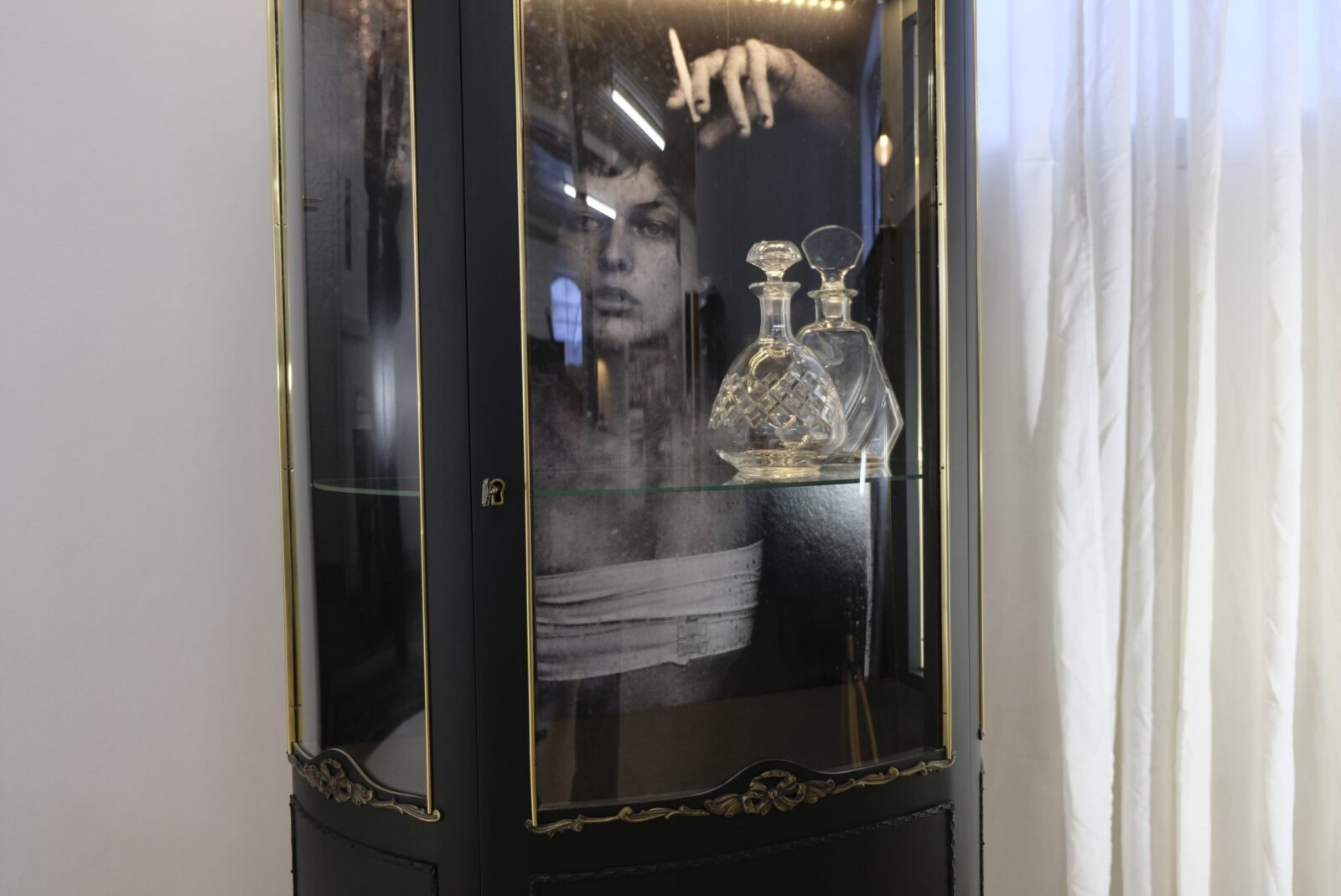 Vitrine noire – Louis XVI avec motif intérieur