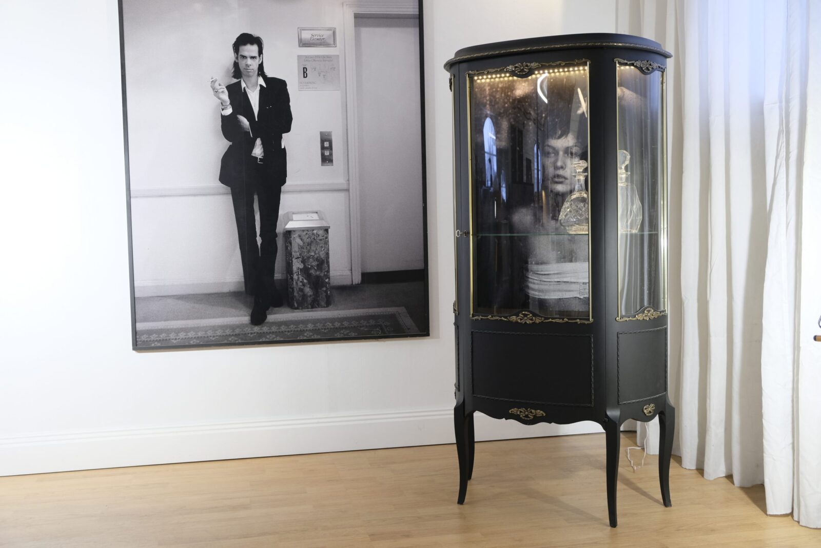 Vitrine noire – Louis XVI avec motif intérieur