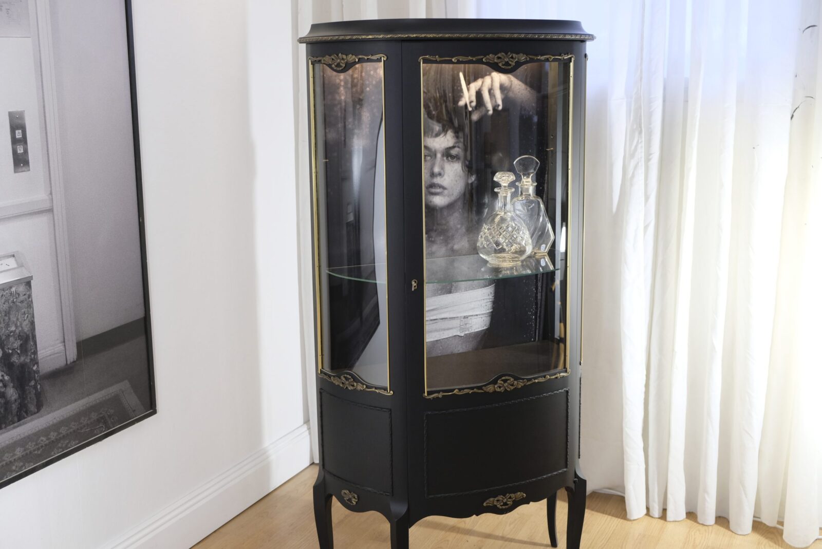 Vitrine noire – Louis XVI avec motif intérieur