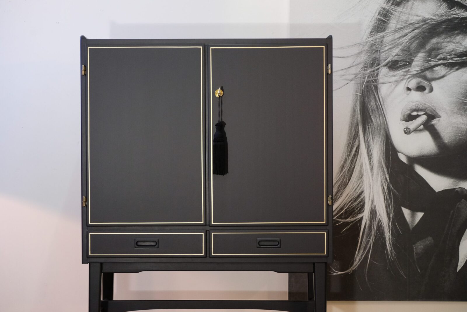barskap-558.3 Barschrank schwarz mit Goldrahmen – Vintage, 1950er