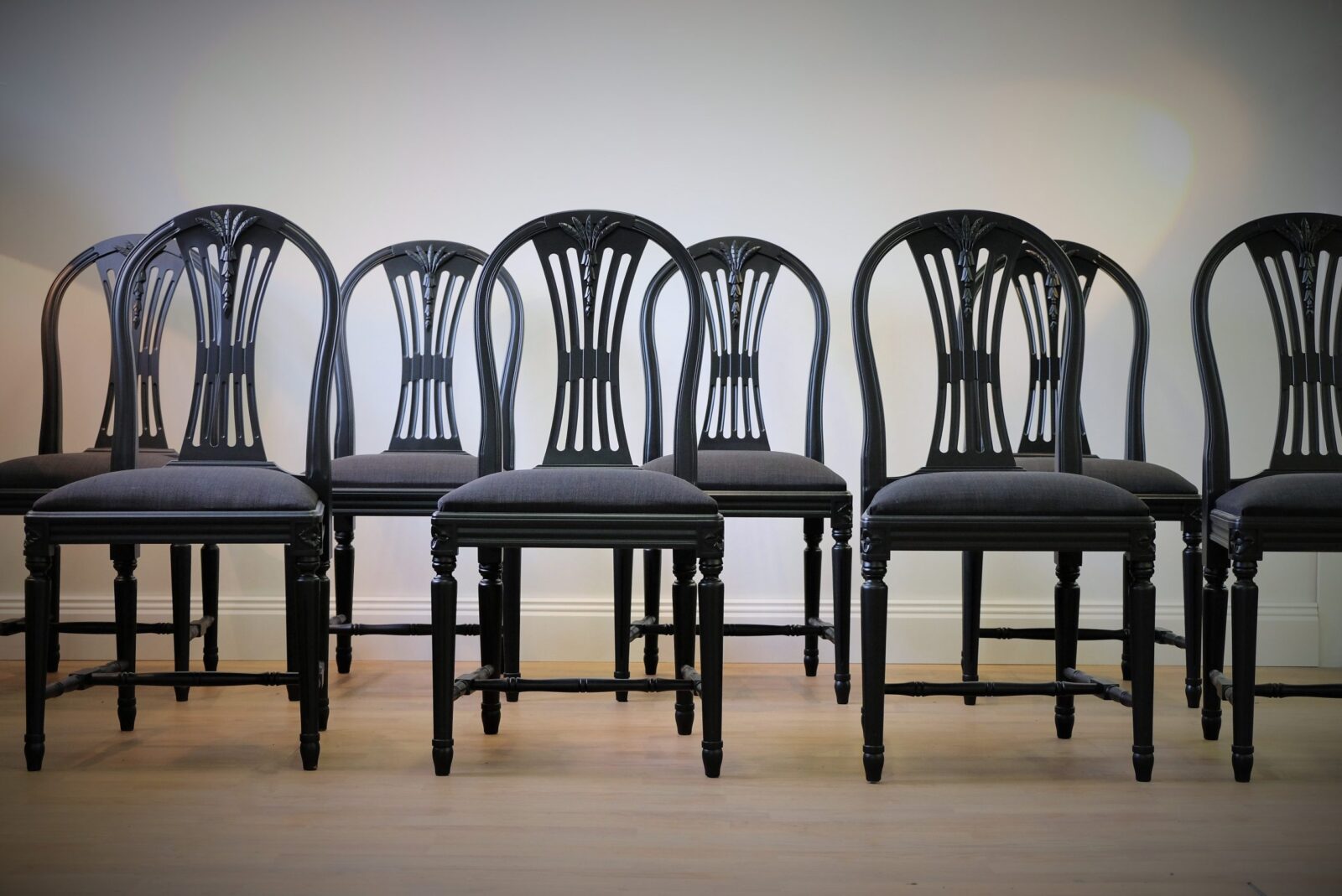 Chaises noires de salle à manger de style gustavien, dossier arrondi