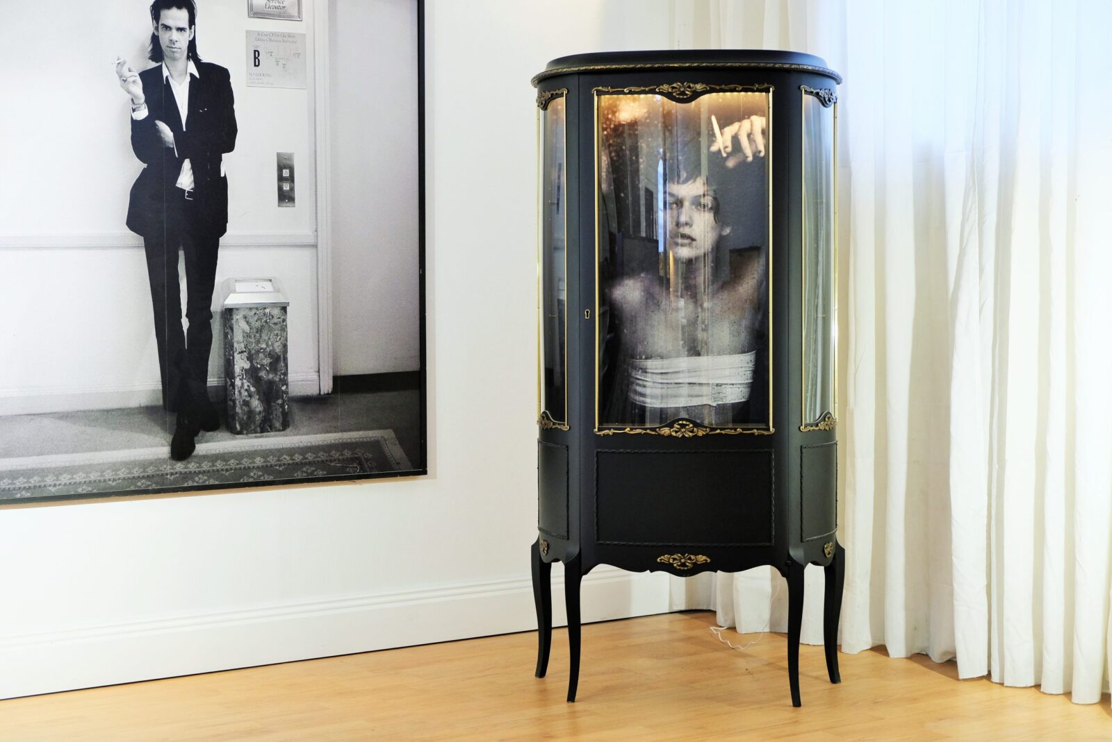 Vitrine noire – Louis XVI avec motif intérieur