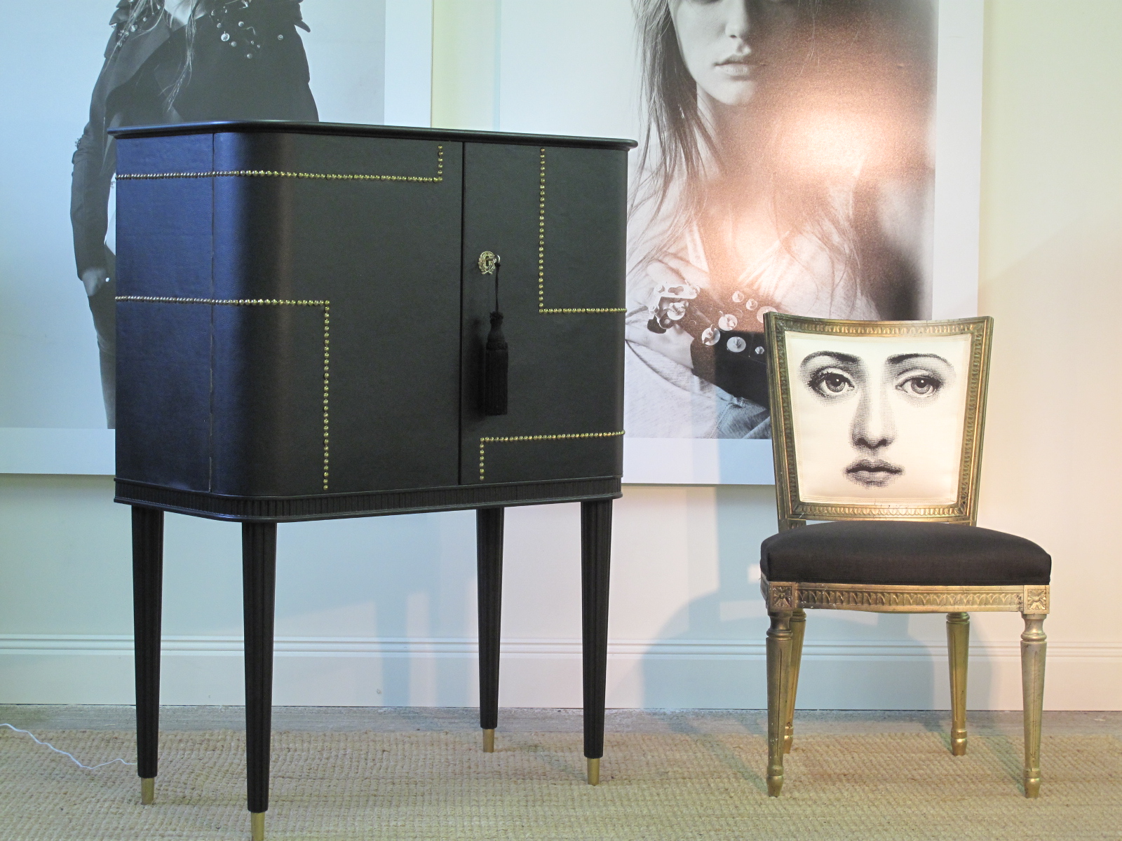 Barschrank schwarz mit Lederbezug – Art déco, 1940er