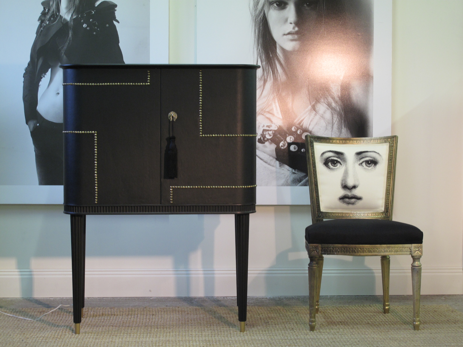 Barschrank schwarz mit Lederbezug – Art déco, 1940er