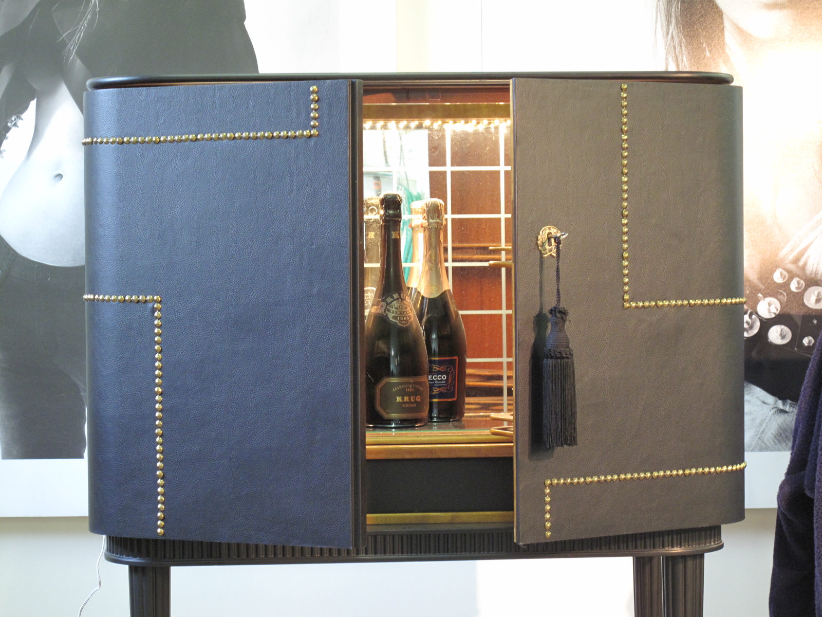 Barschrank schwarz mit Lederbezug – Art déco, 1940er