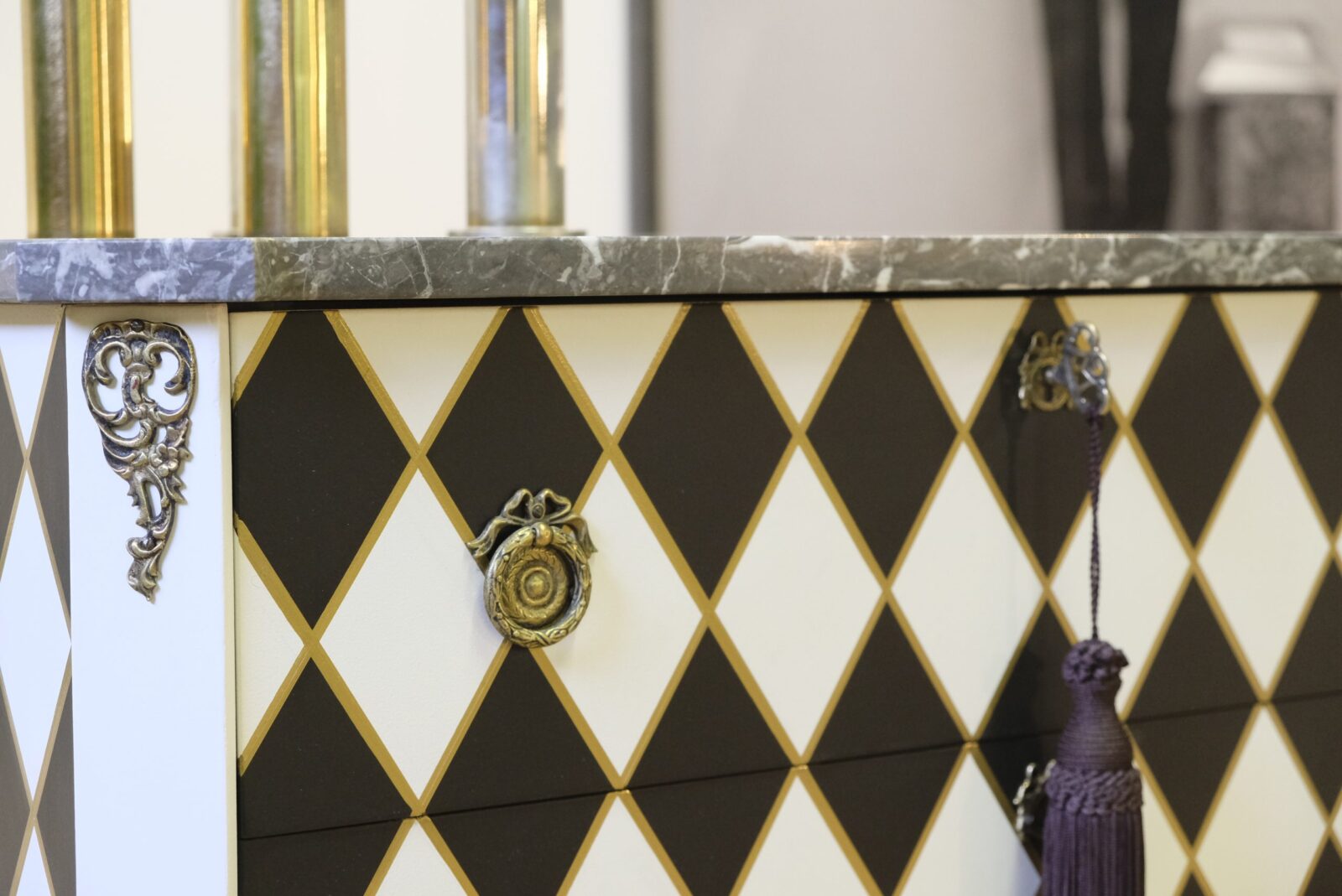 Kommode Harlekin schwarz-weiß-gold – gustavianisch