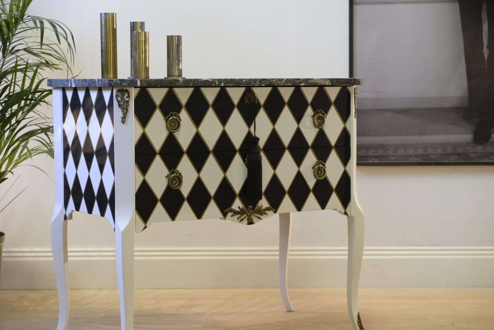 Kommode Harlekin schwarz-weiß-gold – gustavianisch