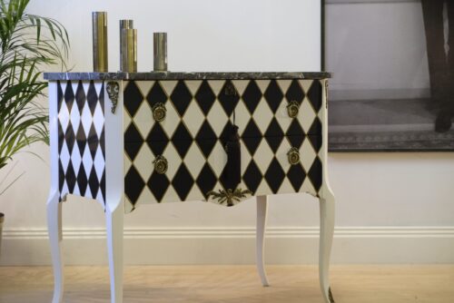 Kommode Harlekin schwarz-weiß-gold – gustavianisch