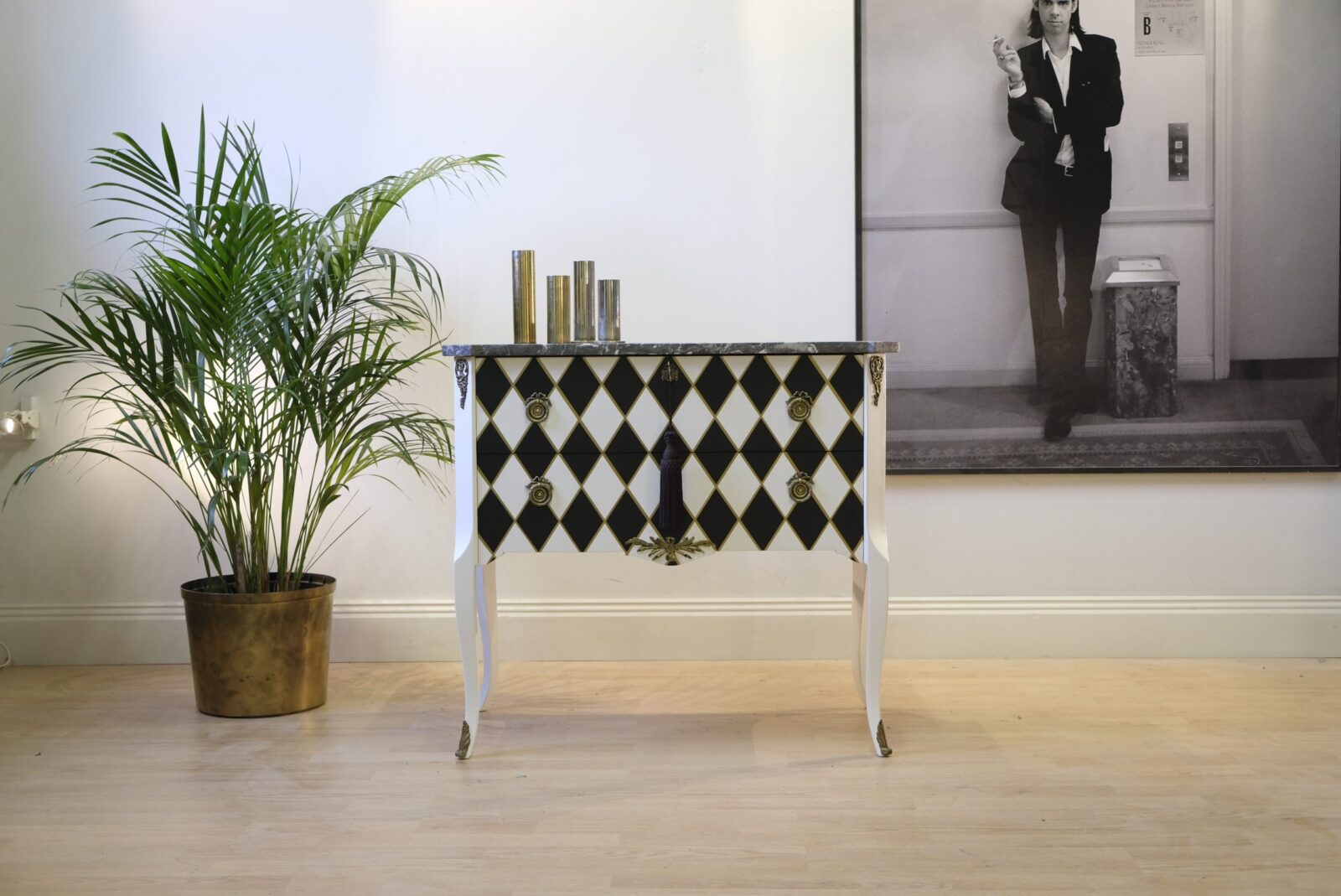 Kommode Harlekin schwarz-weiß-gold – gustavianisch