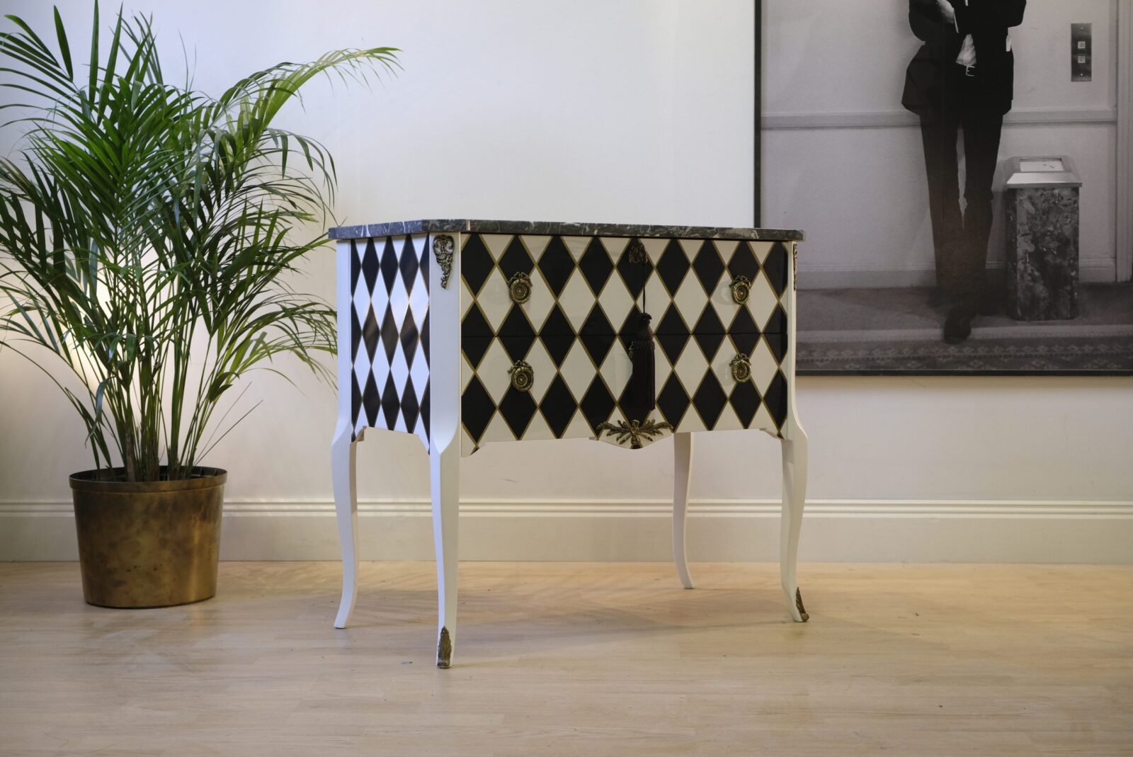 Kommode Harlekin schwarz-weiß-gold – gustavianisch