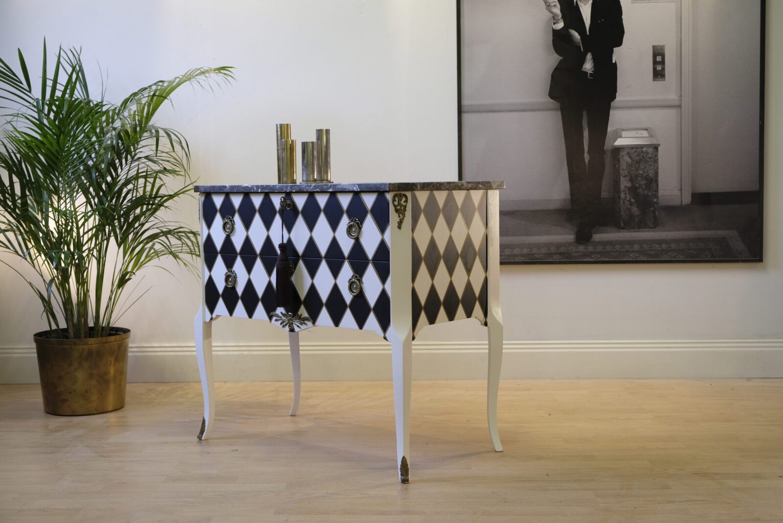 Kommode Harlekin schwarz-weiß-gold – gustavianisch