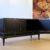 Sideboard Art Deco i svart matt med guldramar.