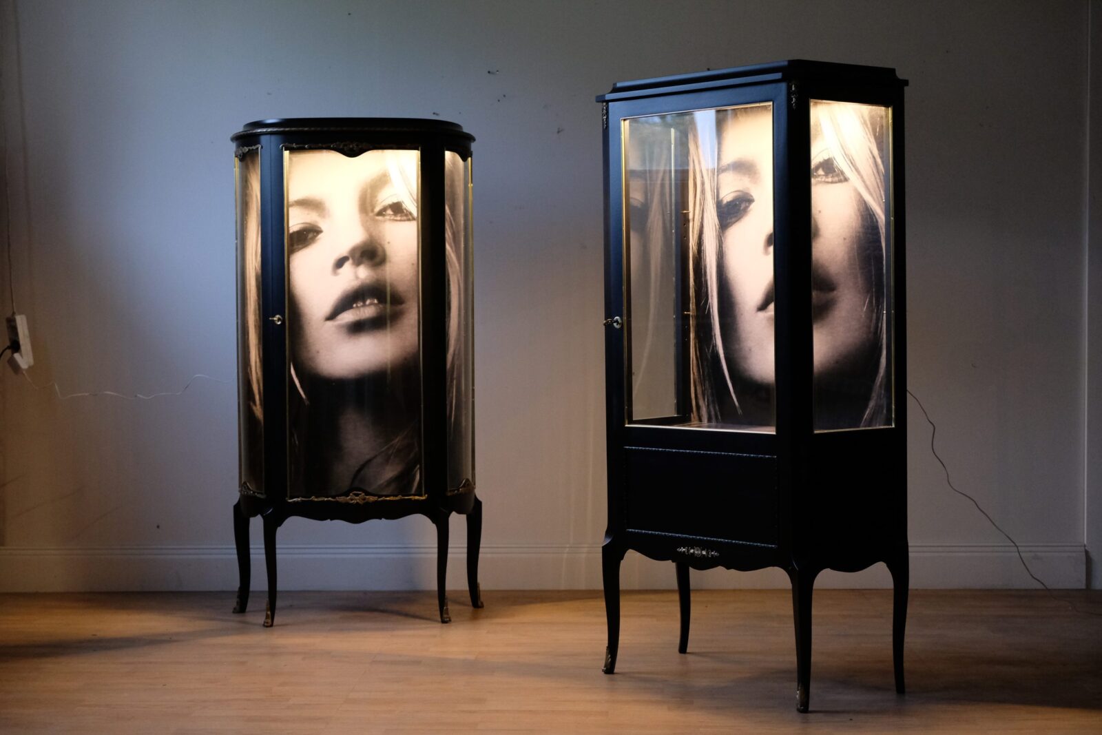Vitrine schwarz – Rokoko und Louis-seize, restauriert