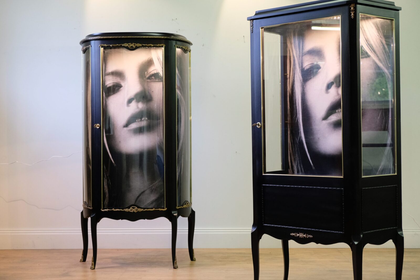 Vitrine schwarz – Rokoko und Louis-seize, restauriert