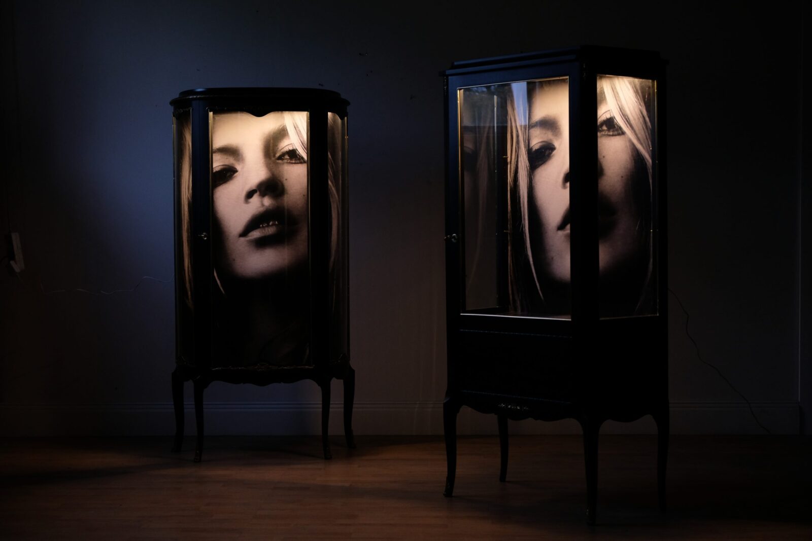 Vitrine schwarz – Rokoko und Louis-seize, restauriert