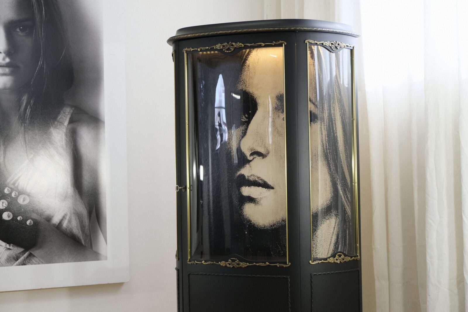 Vitrine schwarz matt – Louis-seize, restauriert