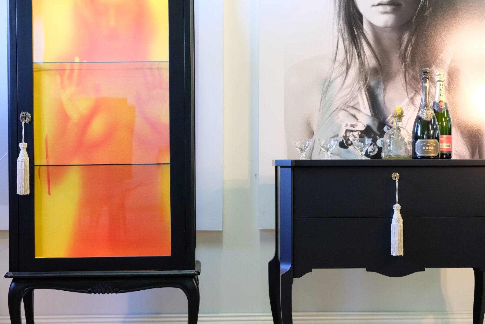 Vitrine schwarz – Rokoko, mit passender Kommode