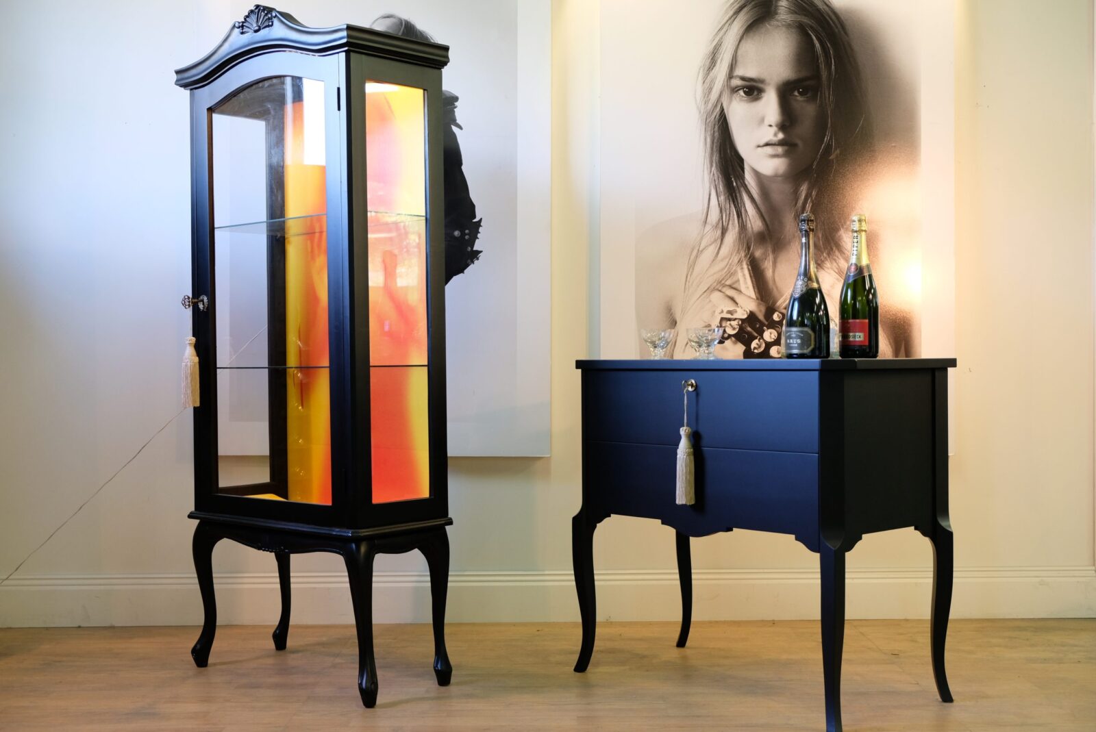 Vitrine schwarz – Rokoko, mit passender Kommode
