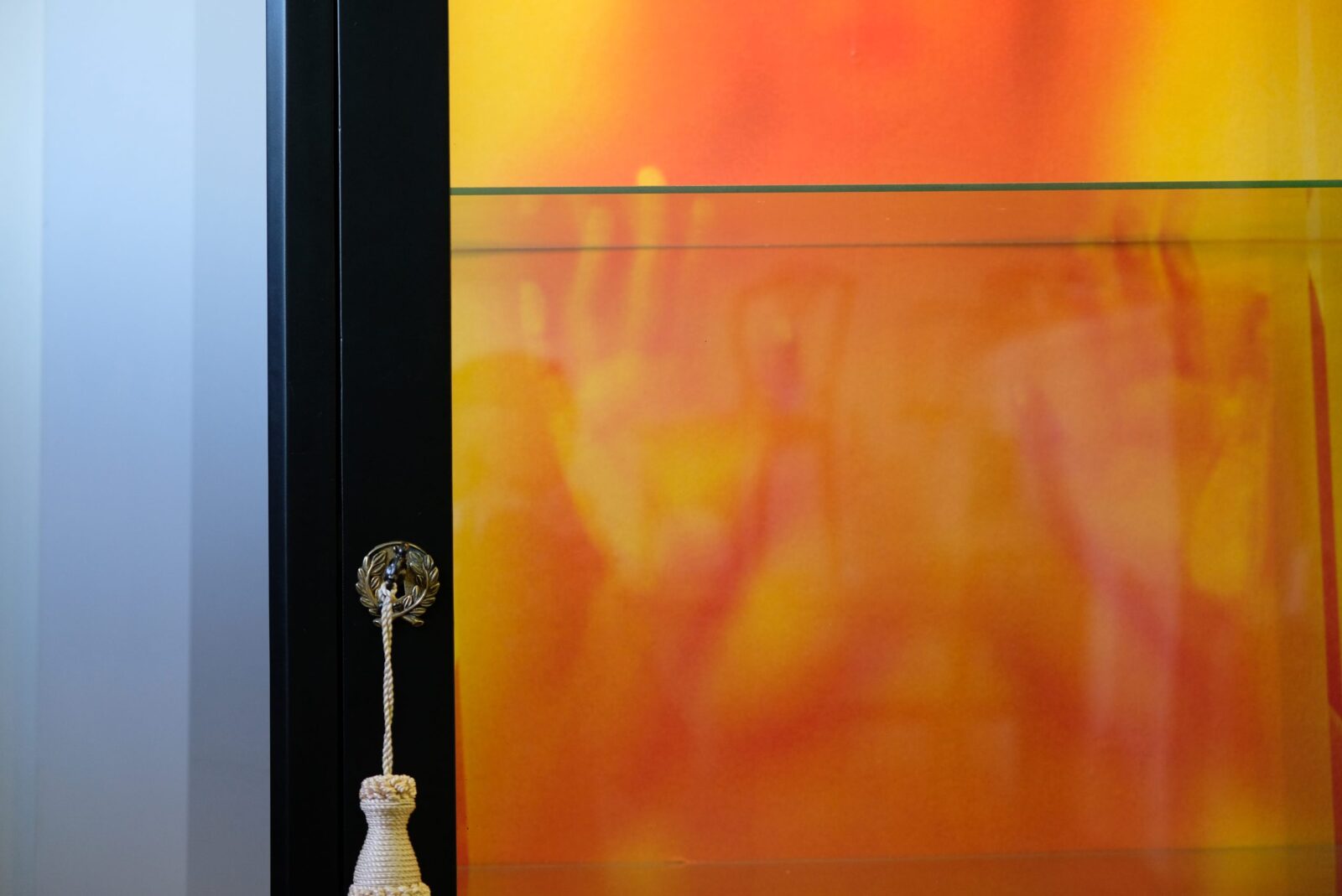 Vitrine schwarz – Rokoko, mit passender Kommode