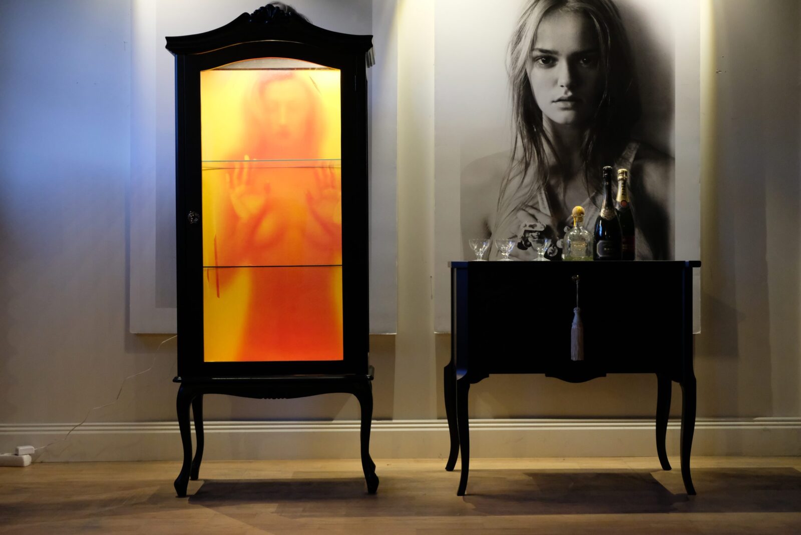 Vitrine schwarz – Rokoko, mit passender Kommode