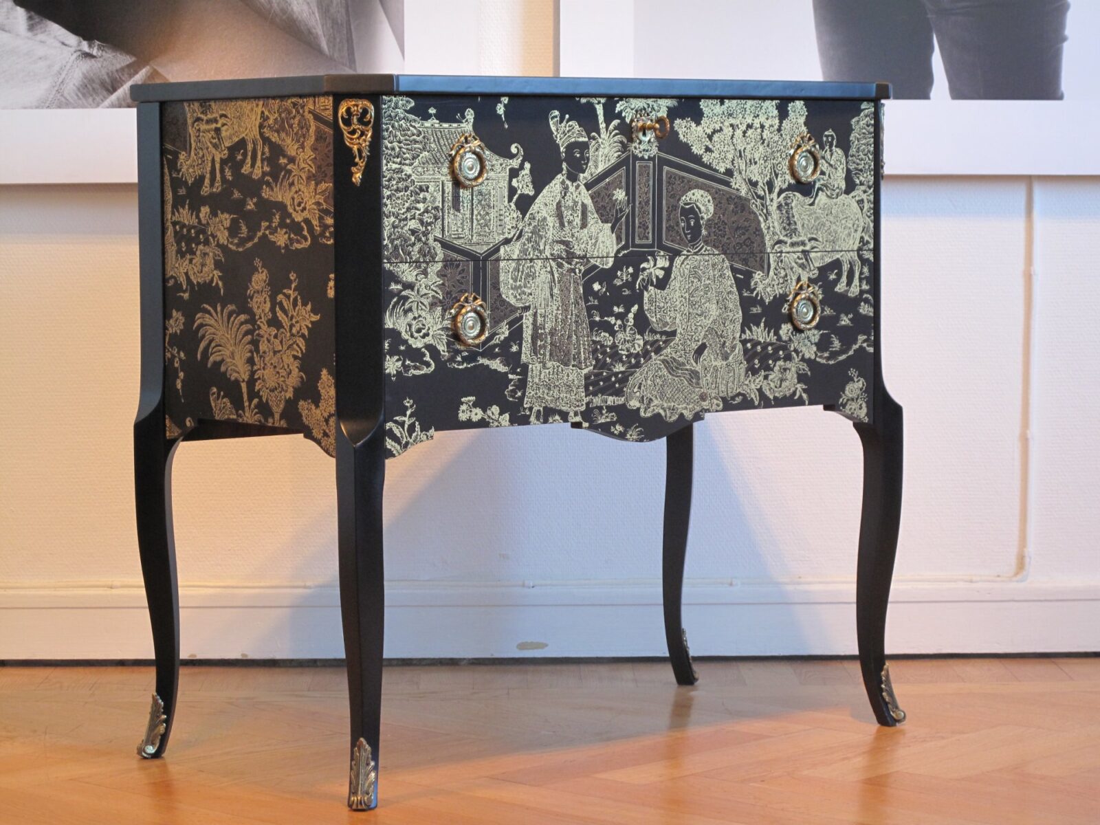 byra-Gustavian_4 Kommode schwarz mit Blattgold – gustavianisch, Chinoiserie