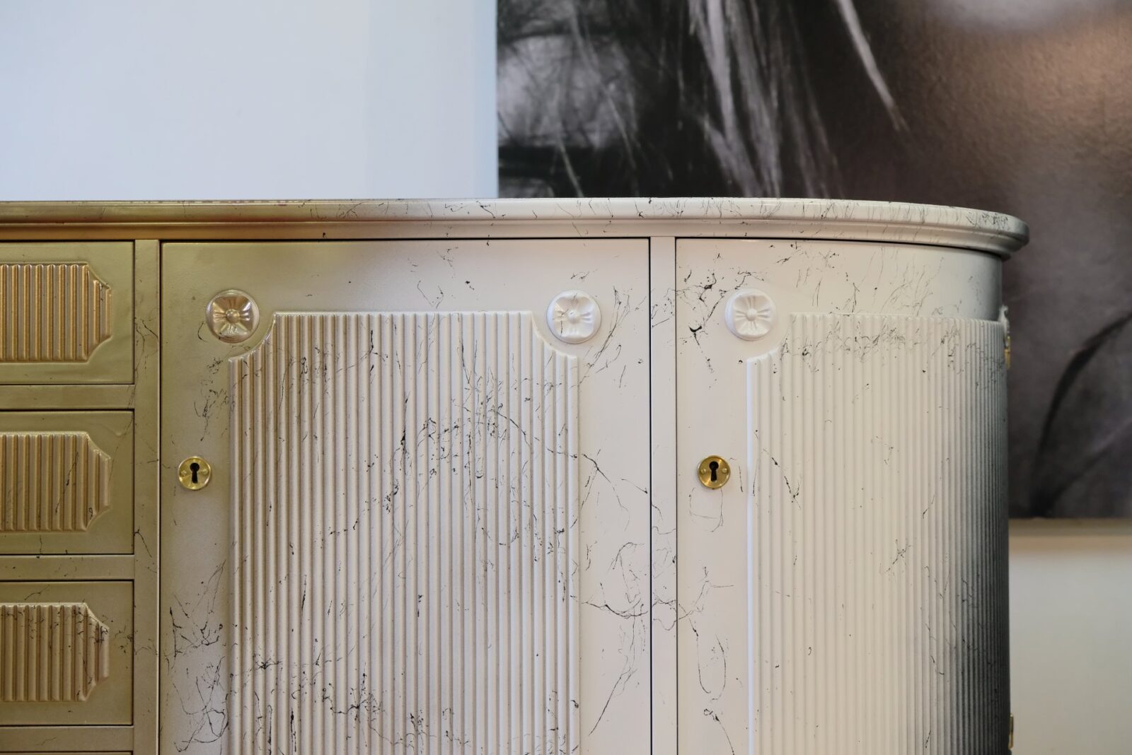 Sideboard schwarz-weiß-gold – gustavianisch, 1940er
