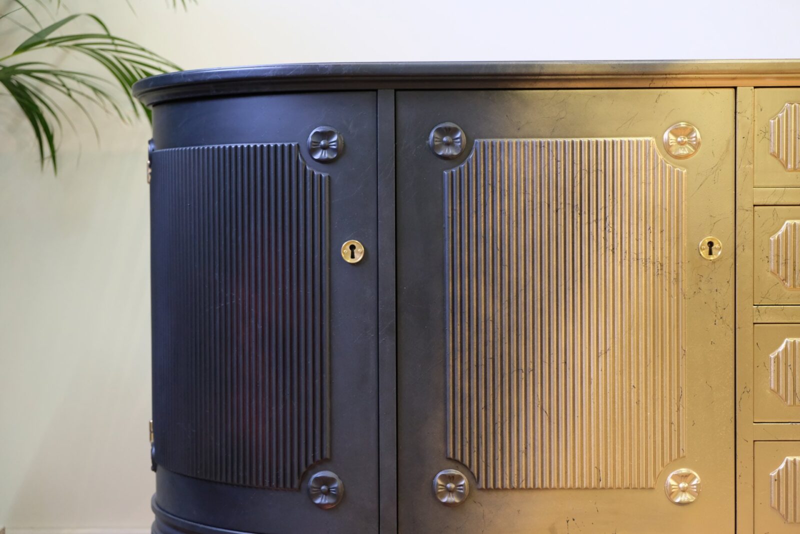 Sideboard schwarz-weiß-gold – gustavianisch, 1940er