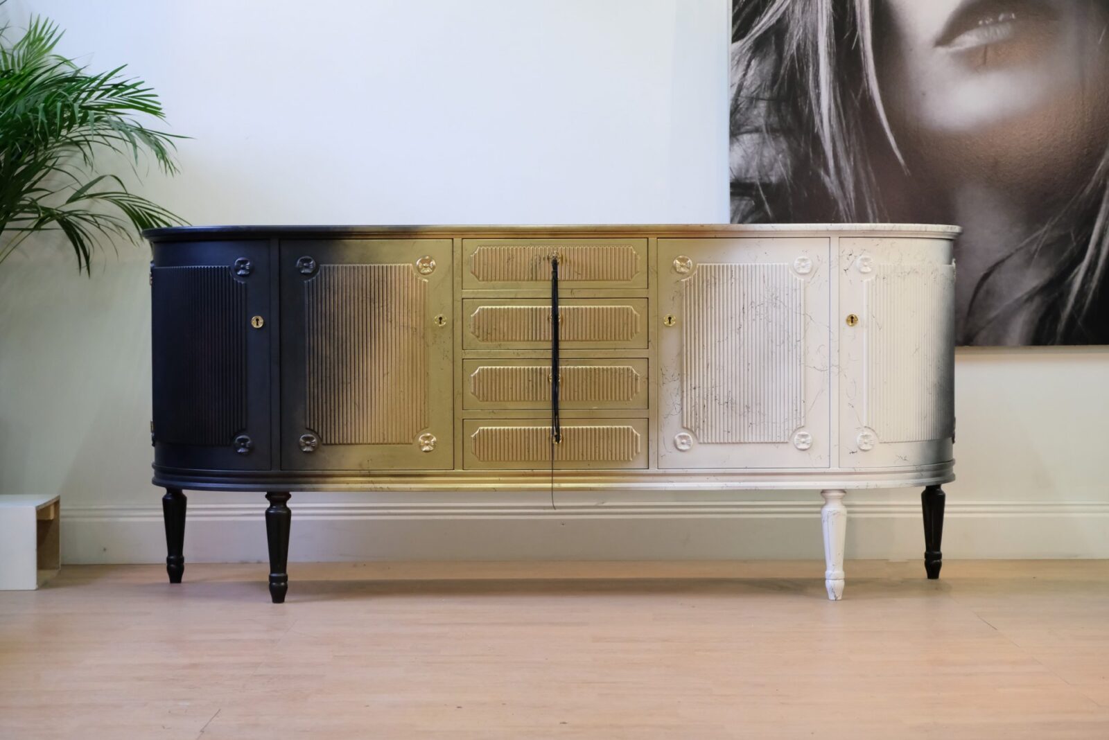 Sideboard schwarz-weiß-gold – gustavianisch, 1940er