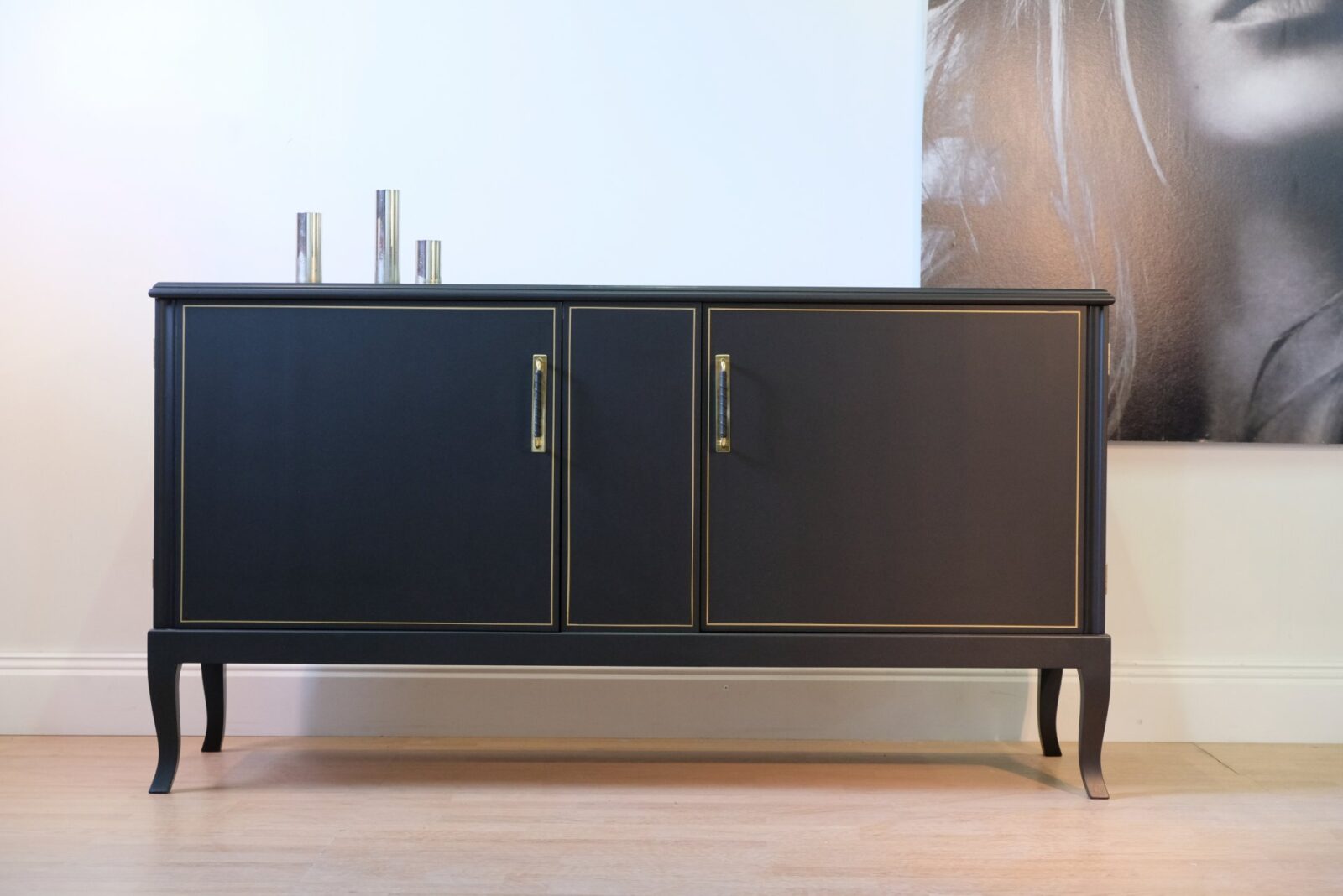 sideboard-594.2_f Sideboard antikt Swedish grace i svart matt och guldramar