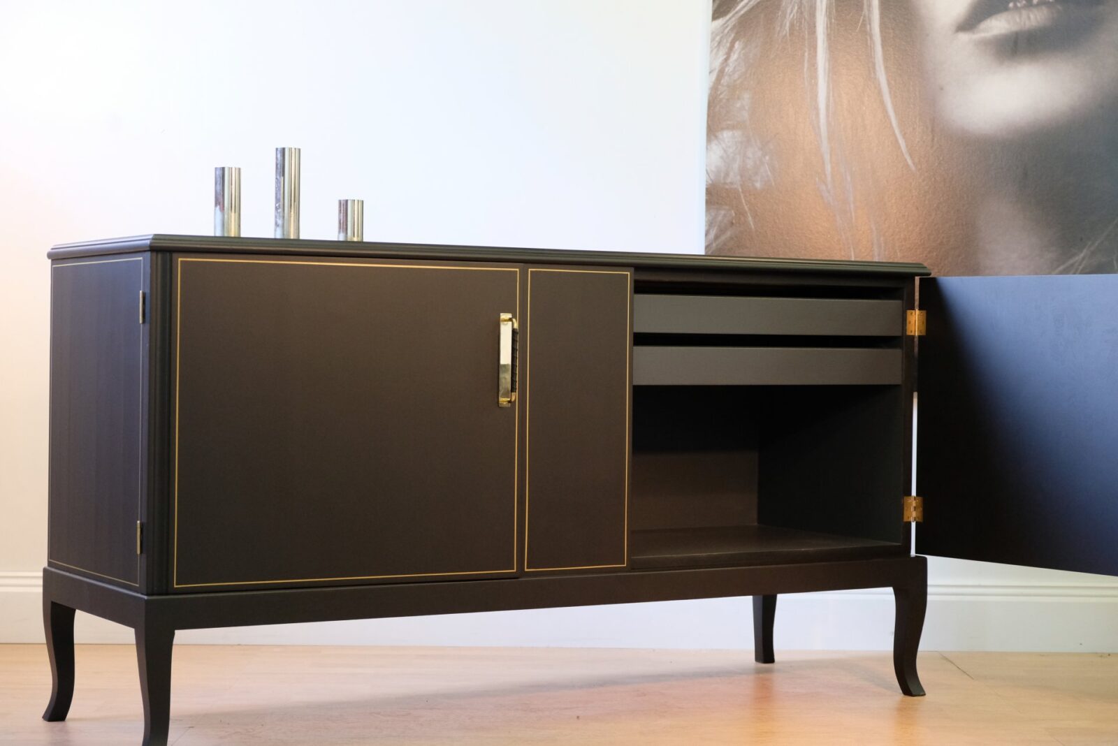 sideboard-594_f Sideboard schwarz mit Goldrahmen – antik, um 1930