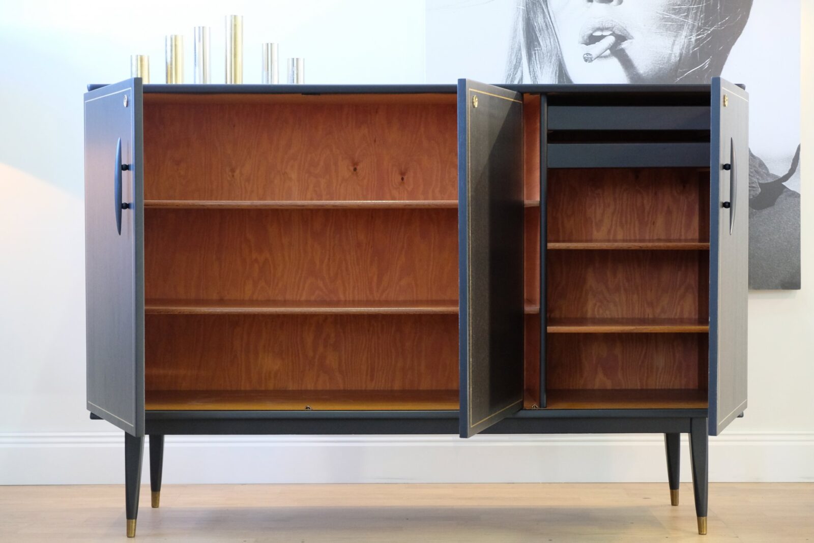 Sideboard Teak schwarz mit Goldrahmen – 1960er