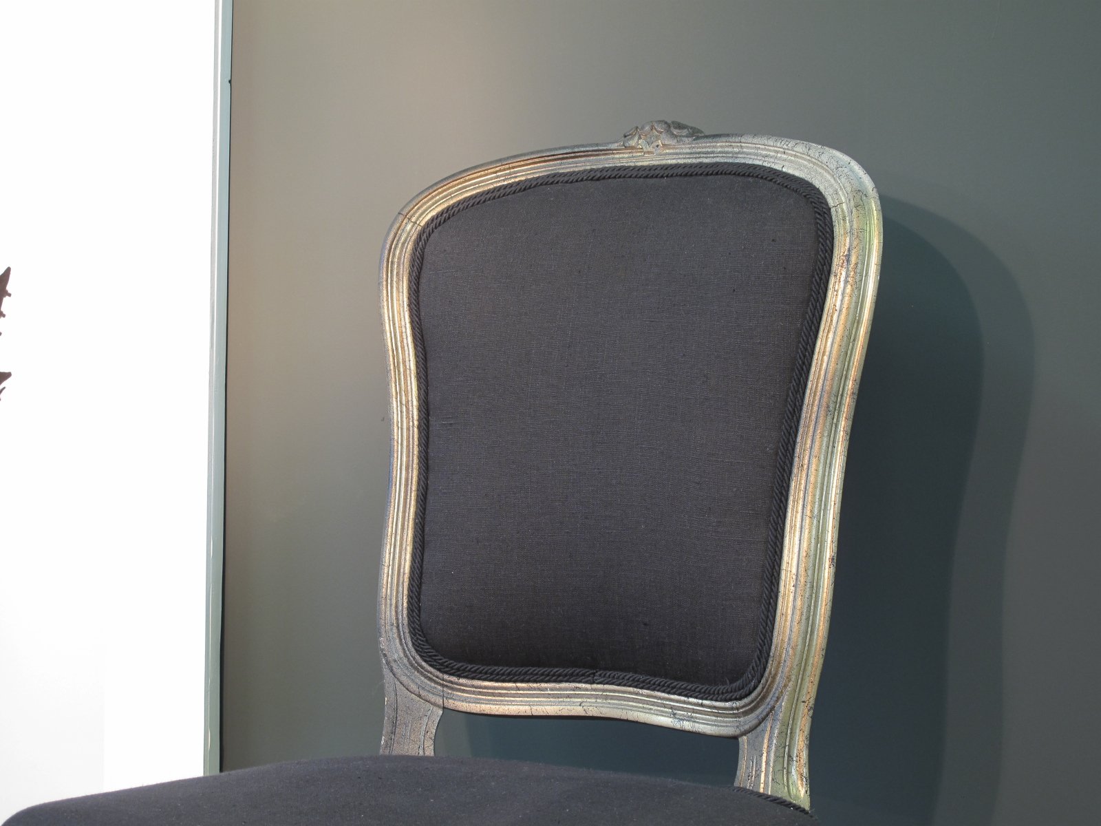 Chaise noir, blanc et or – Louis XV, ancienne