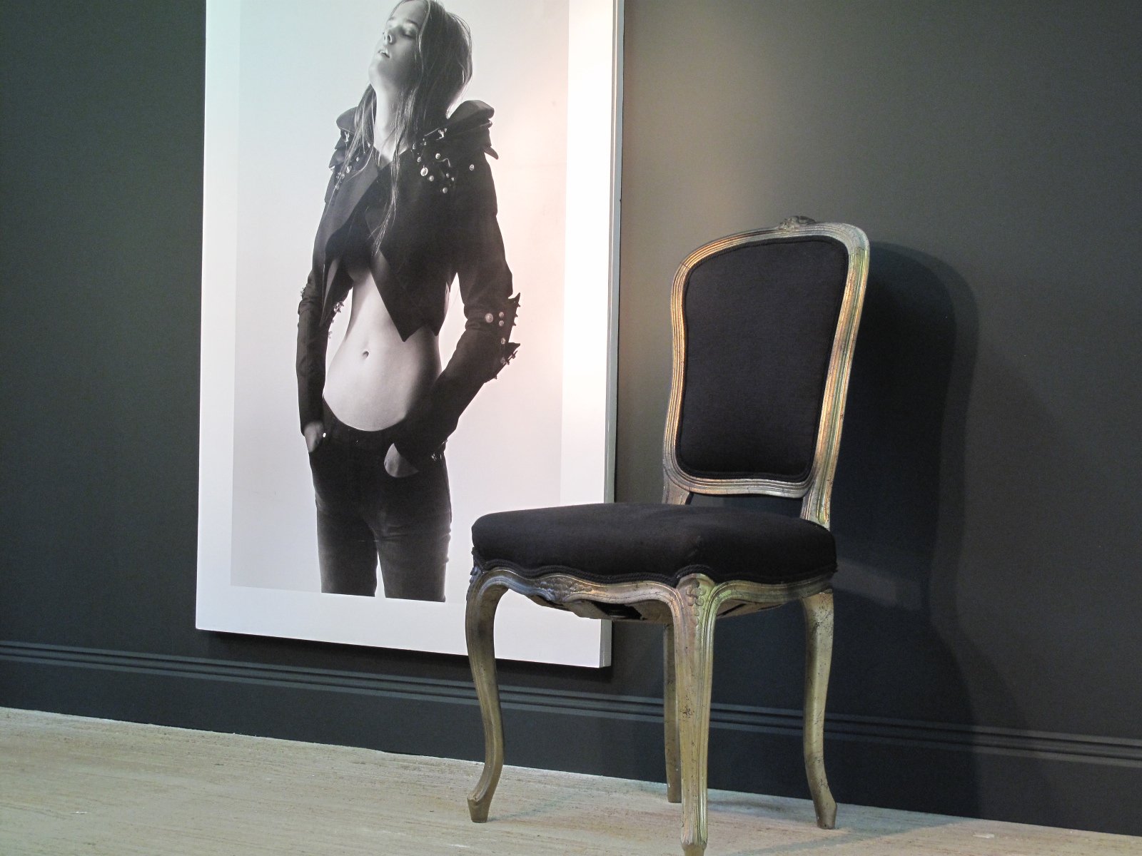 Chaise ancienne récemment restaurée en or, noir et blanc, assise en lin noir