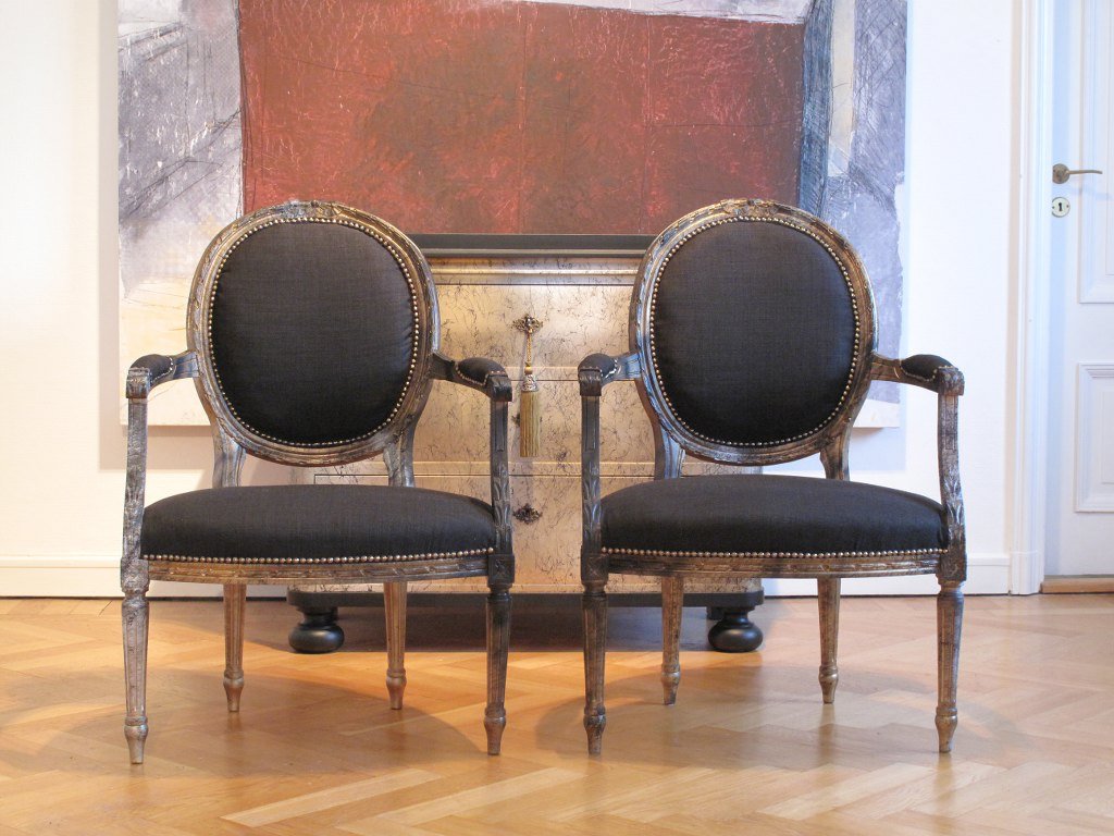 Armlehnstühle schwarz-weiß-gold, Paar – gustavianisch