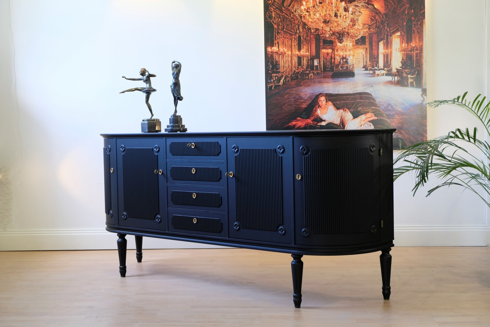 Buffet gustavien récemment restauré en laque noire mate