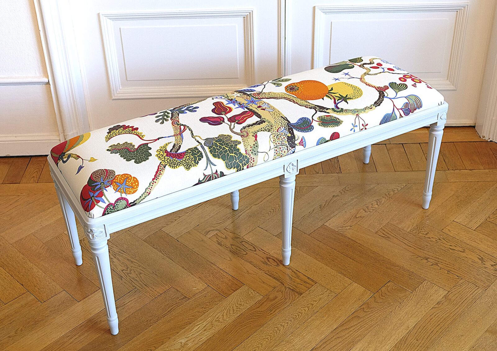 Banquette grise – gustavienne, tissu Josef Frank