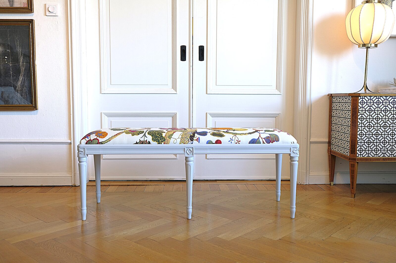Banquette grise – gustavienne, tissu Josef Frank