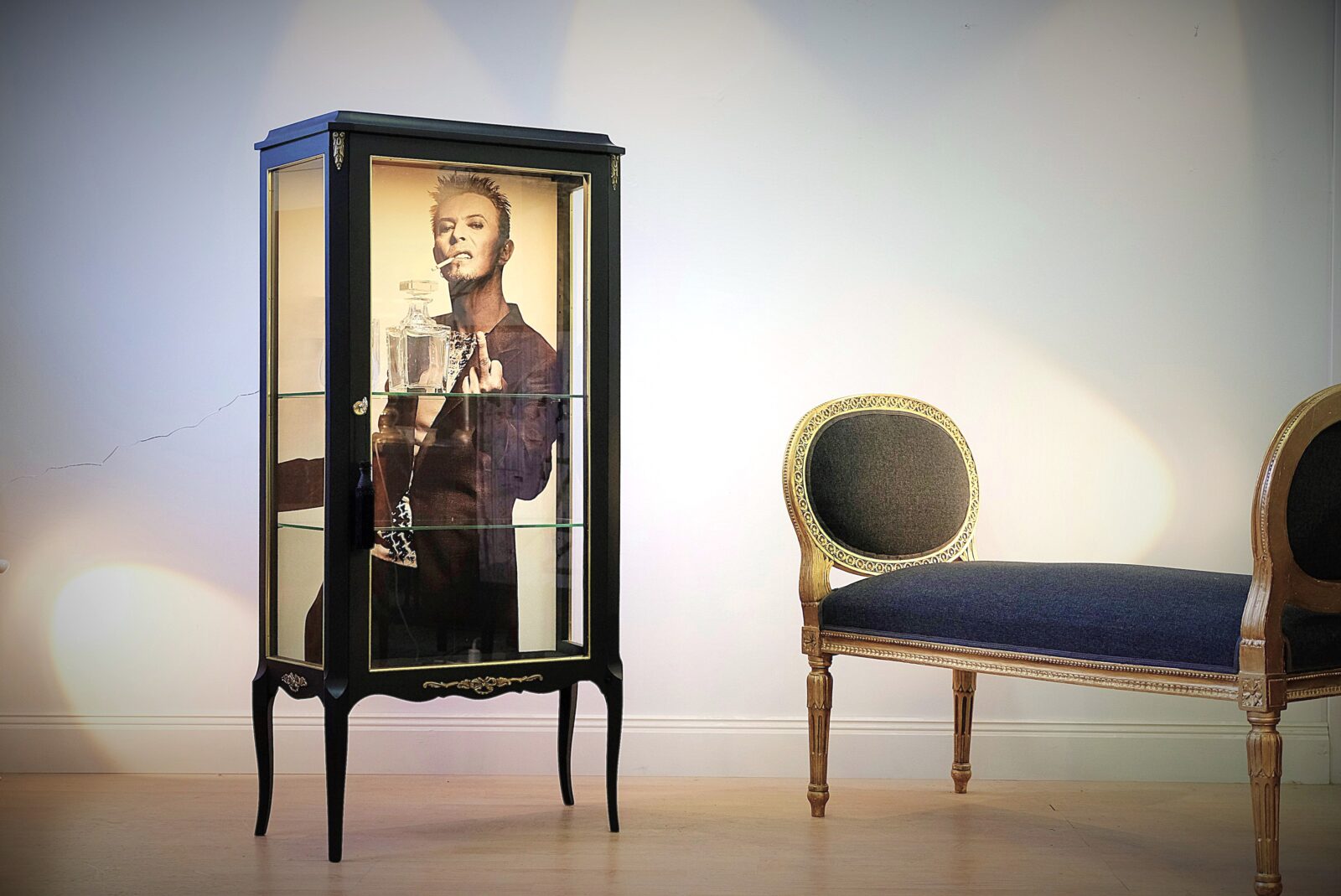 Vitrine schwarz – Louis-seize, Innenmotiv David Bowie