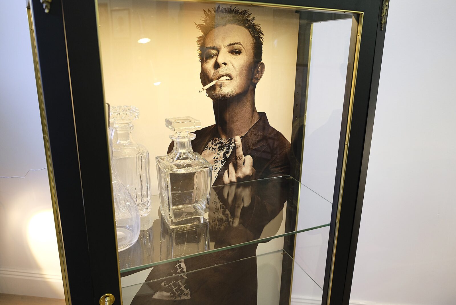 Vitrine schwarz – Louis-seize, Innenmotiv David Bowie