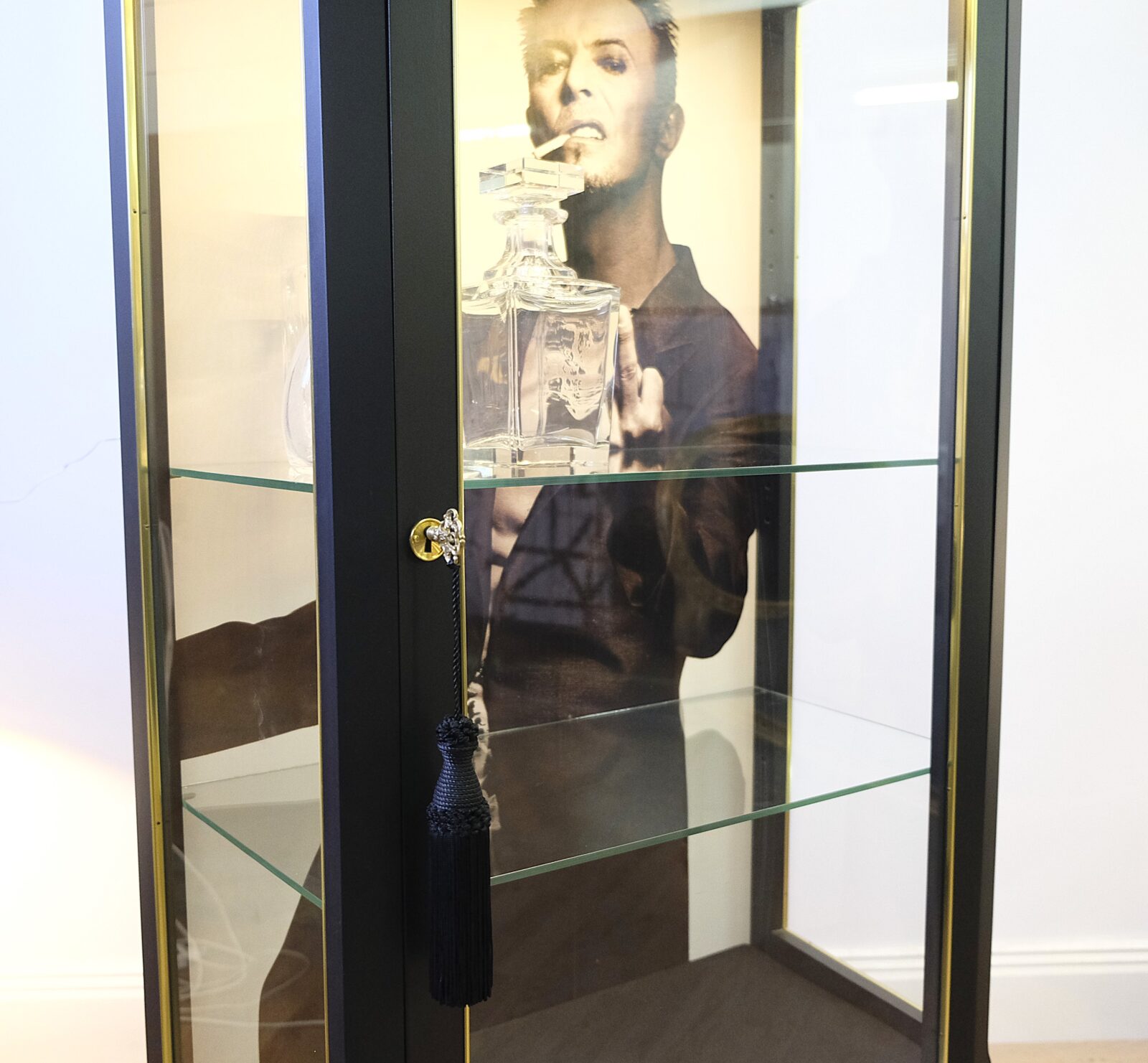 Vitrine schwarz – Louis-seize, Innenmotiv David Bowie