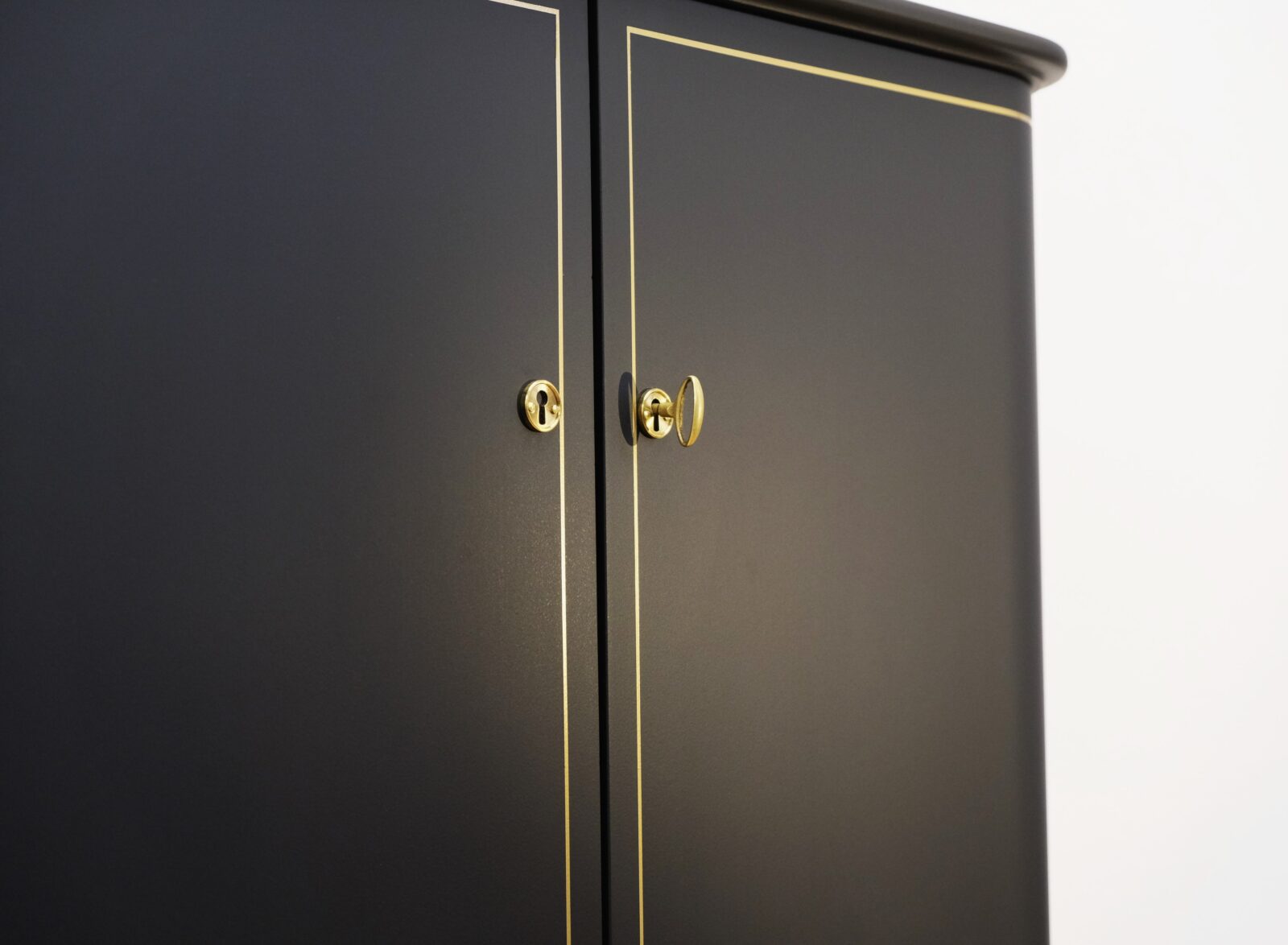 Móvel bar preto com folha de ouro – Swedish Modern, anos 1940